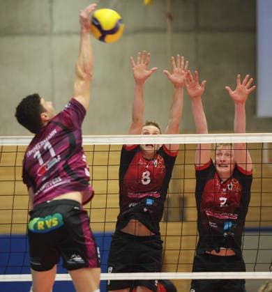 Ludwigsburg , Volleyball Bundesliga , Barock Volleys MTV Ludwigsburg vs. Energiequelle Netzhoppers KW Königs Wusterhausen , von links: Theo Timmermann ( KW ) Tomi Saarinen Philipp Herrmann ( Ludwigsburg )