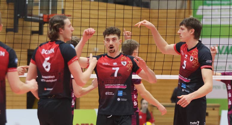 Ludwigsburg , Volleyball Bundesliga , Barock Volleys MTV Ludwigsburg vs. Energiequelle Netzhoppers KW Königs Wusterhausen , von links: Ben-Simon Bonin Tim Köpfli Jan Huber ( Ludwigsburg ) , Jubel