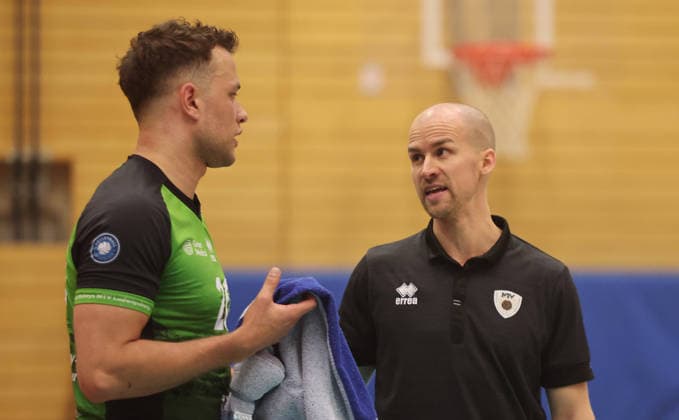 Ludwigsburg , Volleyball Bundesliga , Barock Volleys MTV Ludwigsburg vs. Energiequelle Netzhoppers KW Königs Wusterhausen , von links: Jeffrey Klok Trainer Hasse Mattila ( Ludwigsburg )
