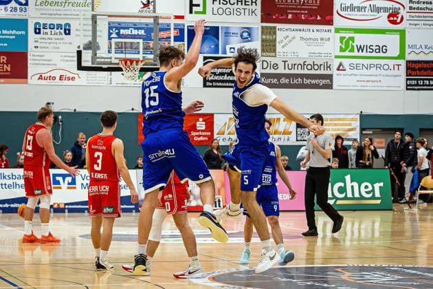 29.11.2025, xovx, Basketball 1. Regionalliga Südwest, Lich Basketball - ROTH Energie Gießen Pointers Die Spieler der Gießen Pointers bejubeln den 87:83 Sieg in Lich, v.l. Kai Müsse (Gießen Pointers), Finn Mohl (Gießen Pointers) Lich Dietrich-Bonhoeffer-Halle Hessen Deutschland (DE)