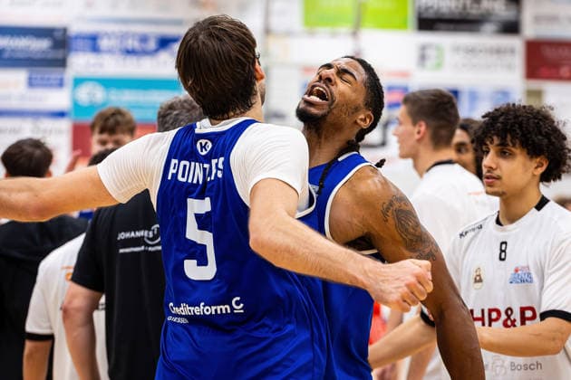 29.11.2025, xovx, Basketball 1. Regionalliga Südwest, Lich Basketball - ROTH Energie Gießen Pointers Die Spieler der Gießen Pointers bejubeln den 87:83 Sieg in Lich., v.l. Finn Mohl (Gießen Pointers), Ezekiel David Crawford (Gießen Pointers) Lich Dietrich-Bonhoeffer-Halle Hessen Deutschland (DE)