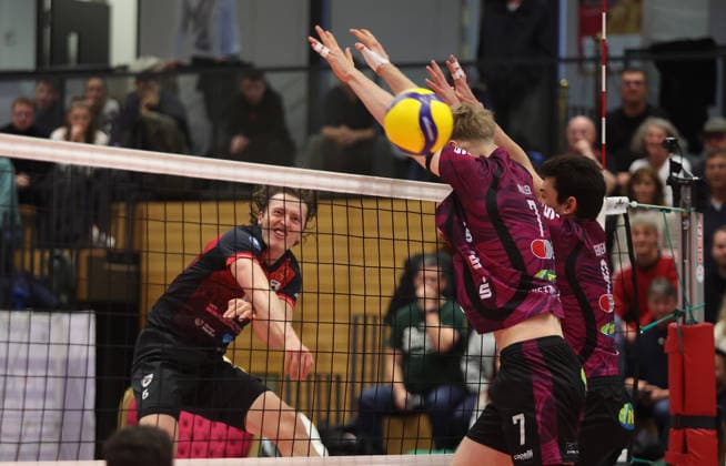 Ludwigsburg , Volleyball Bundesliga , Barock Volleys MTV Ludwigsburg vs. Energiequelle Netzhoppers KW Königs Wusterhausen , links: Ben-Simon Bonin ( Ludwigsburg )