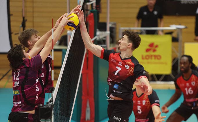 Ludwigsburg , Volleyball Bundesliga , Barock Volleys MTV Ludwigsburg vs. Energiequelle Netzhoppers KW Königs Wusterhausen , rechts: Tim Köpfli ( Ludwigsburg )