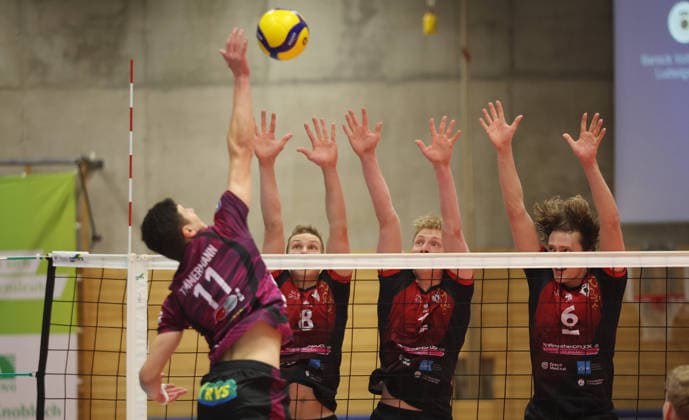 Ludwigsburg , Volleyball Bundesliga , Barock Volleys MTV Ludwigsburg vs. Energiequelle Netzhoppers KW Königs Wusterhausen , von links: Theo Timmermann ( KW ) Tomi Saarinen Philipp Herrmann Ben-Somin Bonin ( Ludwigsburg )