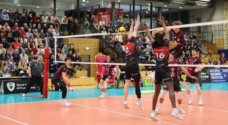 Ludwigsburg , Volleyball Bundesliga , Barock Volleys MTV Ludwigsburg vs. Energiequelle Netzhoppers KW Königs Wusterhausen , im Block : Philipp herrmann und Nyherowo Omene ( Ludwigsburg ) , Übersicht