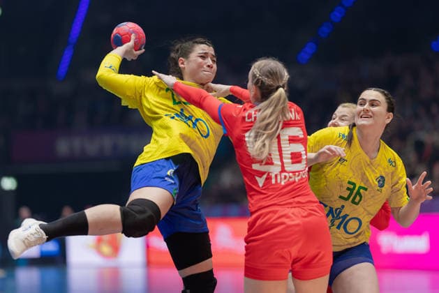 Brasilien - Tschechien, IHF Handball-WM der Frauen Giulia Guarieiro (Brasilien, 23) wird von Charlotte Cholevova (Tschechien, 96) attackiert. Rechts Marcela Santos Arounian (Brasilien, 36). Vorrundenspiel der Handball-WM der Frauen zwischen Brasilien und Tschechien am 29. November 2025 in der Porsche-Arena in Stuttgart., Stuttgart Baden-Württemberg Deutschland Porsche-Arena