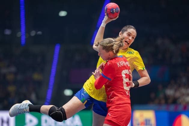 Brasilien - Tschechien, IHF Handball-WM der Frauen Kelly de Abreu Rosa (Brasilien, 77) gegen Veronika Kafka Mala (Tschechien, 67). Vorrundenspiel der Handball-WM der Frauen zwischen Brasilien und Tschechien am 29. November 2025 in der Porsche-Arena in Stuttgart., Stuttgart Baden-Württemberg Deutschland Porsche-Arena