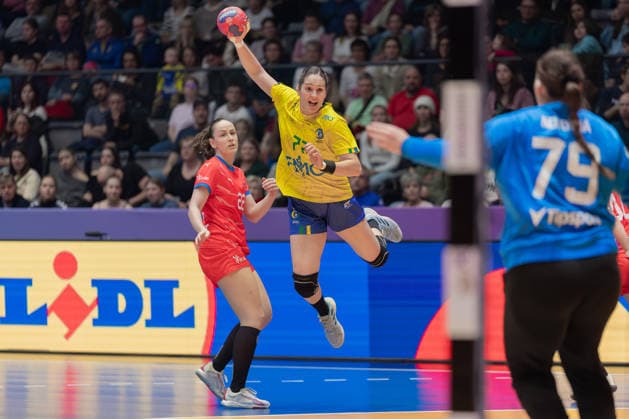 Brasilien - Tschechien, IHF Handball-WM der Frauen Kelly de Abreu Rosa (Brasilien, 77) hat sich gegen Marketa Sustackova (Tschechien, 22) durchgesetzt und wirft auf das Tor von Torhüterin Sabrina Novotna (Tschechien, 79). Vorrundenspiel der Handball-WM der Frauen zwischen Brasilien und Tschechien am 29. November 2025 in der Porsche-Arena in Stuttgart., Stuttgart Baden-Württemberg Deutschland Porsche-Arena