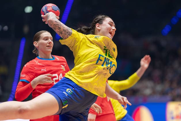 Brasilien - Tschechien, IHF Handball-WM der Frauen Marcela Santos Arounian (Brasilien, 36) vor Eliska Desortova (Tschechien, 24). Vorrundenspiel der Handball-WM der Frauen zwischen Brasilien und Tschechien am 29. November 2025 in der Porsche-Arena in Stuttgart., Stuttgart Baden-Württemberg Deutschland Porsche-Arena