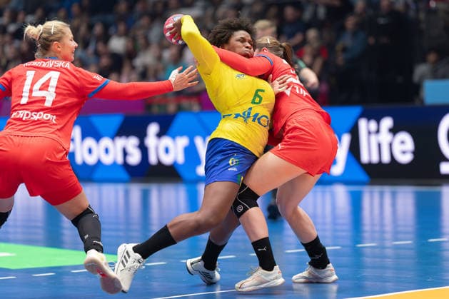 Brasilien - Tschechien, IHF Handball-WM der Frauen Mariana Christina Oliveira Fernandes (Brasilien, 6) wird von Julie Frankova (Tschechien, 34) gestoppt. Links Kamila Kordovska (Tschechien, 14). Vorrundenspiel der Handball-WM der Frauen zwischen Brasilien und Tschechien am 29. November 2025 in der Porsche-Arena in Stuttgart., Stuttgart Baden-Württemberg Deutschland Porsche-Arena