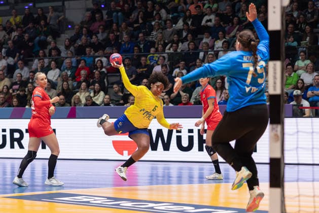 Brasilien - Tschechien, IHF Handball-WM der Frauen Zwischen Valerie Smetkova (Tschechien, 35) und Dominika Zachova (Tschechien, 44) kommt Mariana Christina Oliveira Fernandes (Brasilien, 6) zum Wurf auf das Tor von Torhüterin Sabrina Novotna (Tschechien, 79) Vorrundenspiel der Handball-WM der Frauen zwischen Brasilien und Tschechien am 29. November 2025 in der Porsche-Arena in Stuttgart., Stuttgart Baden-Württemberg Deutschland Porsche-Arena