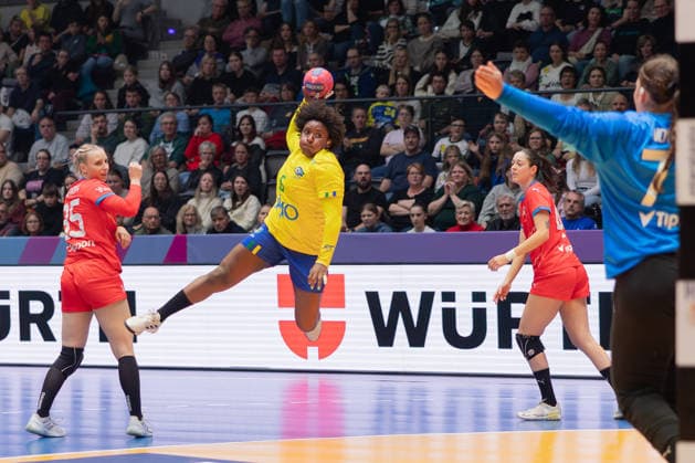 Brasilien - Tschechien, IHF Handball-WM der Frauen Zwischen Valerie Smetkova (Tschechien, 35) und Dominika Zachova (Tschechien, 44) kommt Mariana Christina Oliveira Fernandes (Brasilien, 6) zum Wurf auf das Tor von Torhüterin Sabrina Novotna (Tschechien, 79) Vorrundenspiel der Handball-WM der Frauen zwischen Brasilien und Tschechien am 29. November 2025 in der Porsche-Arena in Stuttgart., Stuttgart Baden-Württemberg Deutschland Porsche-Arena