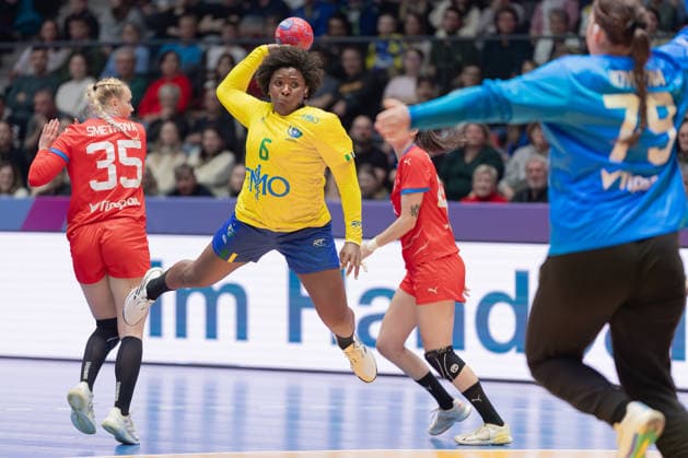 Brasilien - Tschechien, IHF Handball-WM der Frauen Zwischen Valerie Smetkova (Tschechien, 35) und Dominika Zachova (Tschechien, 44) kommt Mariana Christina Oliveira Fernandes (Brasilien, 6) zum Wurf auf das Tor von Torhüterin Sabrina Novotna (Tschechien, 79) Vorrundenspiel der Handball-WM der Frauen zwischen Brasilien und Tschechien am 29. November 2025 in der Porsche-Arena in Stuttgart., Stuttgart Baden-Württemberg Deutschland Porsche-Arena