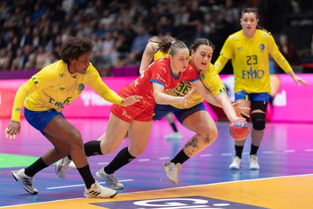 Brasilien - Tschechien, IHF Handball-WM der Frauen Marketa Sustackova (Tschechien, 22) und Marcela Santos Arounian (Brasilien, 36) kämpfen am Kreis um den Ball, links Mariana Christina Oliveira Fernandes (Brasilien, 6), rechts Giulia Guarieiro (Brasilien, 23). Vorrundenspiel der Handball-WM der Frauen zwischen Brasilien und Tschechien am 29. November 2025 in der Porsche-Arena in Stuttgart., Stuttgart Baden-Württemberg Deutschland Porsche-Arena