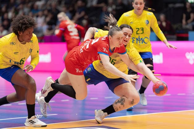 Brasilien - Tschechien, IHF Handball-WM der Frauen Marketa Sustackova (Tschechien, 22) und Marcela Santos Arounian (Brasilien, 36) kämpfen am Kreis um den Ball, links Mariana Christina Oliveira Fernandes (Brasilien, 6), rechts Giulia Guarieiro (Brasilien, 23). Vorrundenspiel der Handball-WM der Frauen zwischen Brasilien und Tschechien am 29. November 2025 in der Porsche-Arena in Stuttgart., Stuttgart Baden-Württemberg Deutschland Porsche-Arena