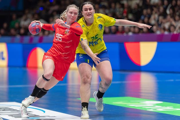 Brasilien - Tschechien, IHF Handball-WM der Frauen Charlotte Cholevova (Tschechien, 96) gegen Marcela Santos Arounian (Brasilien, 36). Vorrundenspiel der Handball-WM der Frauen zwischen Brasilien und Tschechien am 29. November 2025 in der Porsche-Arena in Stuttgart., Stuttgart Baden-Württemberg Deutschland Porsche-Arena