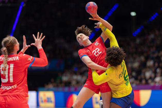 Brasilien - Tschechien, IHF Handball-WM der Frauen Marketa Sustackova (Tschechien, 22) gegen Mariana Christina Oliveira Fernandes (Brasilien, 6). Links lauert Anna Jestribkova (Tschechien, 91). Vorrundenspiel der Handball-WM der Frauen zwischen Brasilien und Tschechien am 29. November 2025 in der Porsche-Arena in Stuttgart., Stuttgart Baden-Württemberg Deutschland Porsche-Arena