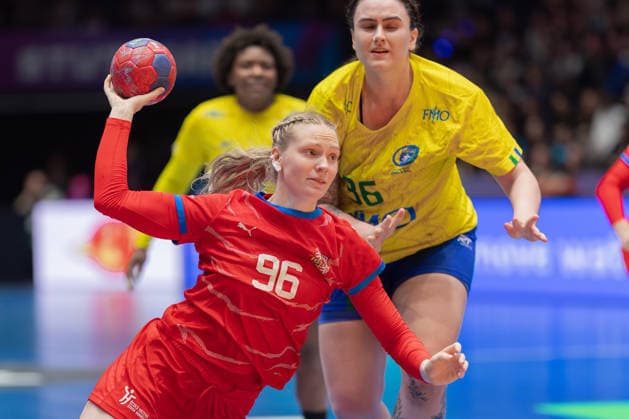 Brasilien - Tschechien, IHF Handball-WM der Frauen Charlotte Cholevova (Tschechien, 96) vor Marcela Santos Arounian (Brasilien, 36). Vorrundenspiel der Handball-WM der Frauen zwischen Brasilien und Tschechien am 29. November 2025 in der Porsche-Arena in Stuttgart., Stuttgart Baden-Württemberg Deutschland Porsche-Arena