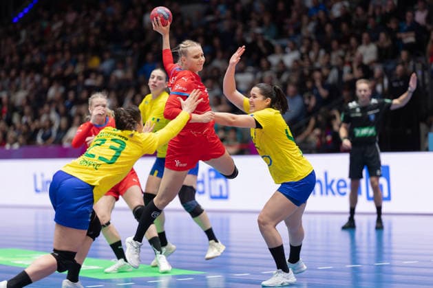 Brasilien - Tschechien, IHF Handball-WM der Frauen Valerie Smetkova (Tschechien, 35) gegen Giulia Guarieiro (Brasilien, 23) und Jhennifer Rosa Lopes dos Santos (Brasilien, 42). Vorrundenspiel der Handball-WM der Frauen zwischen Brasilien und Tschechien am 29. November 2025 in der Porsche-Arena in Stuttgart., Stuttgart Baden-Württemberg Deutschland Porsche-Arena
