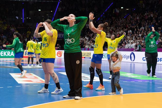Brasilien - Tschechien, IHF Handball-WM der Frauen Die Brasilianerinnen Marcela Santos Arounian (Brasilien, 36), Gabriela Goncalves Dias Moreschi (Brasilien, 1), Alexandra Priscilado Nascimento Martinez (Brasilien, 3), Mariana Christina Oliveira Fernandes (Brasilien, 6) und Renata Lais de Arruda (Brasilien, 87) bedanken sich für die Unterstützung des Publikums. Vorrundenspiel der Handball-WM der Frauen zwischen Brasilien und Tschechien am 29. November 2025 in der Porsche-Arena in Stuttgart., Stuttgart Baden-Württemberg Deutschland Porsche-Arena