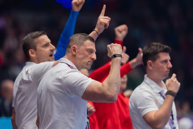 Brasilien - Tschechien, IHF Handball-WM der Frauen Trainer Daniel Curda (Tschechien) und sein Trainerteam jubeln nach einer gelungenen Abwehr. Vorrundenspiel der Handball-WM der Frauen zwischen Brasilien und Tschechien am 29. November 2025 in der Porsche-Arena in Stuttgart., Stuttgart Baden-Württemberg Deutschland Porsche-Arena