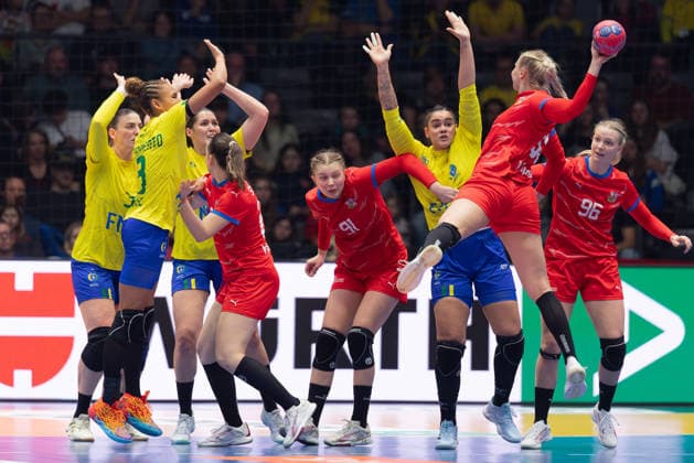 Brasilien - Tschechien, IHF Handball-WM der Frauen Valerie Smetkova (Tschechien, 35) scheitert an der brasilianischen Abwehrmauer. Vorrundenspiel der Handball-WM der Frauen zwischen Brasilien und Tschechien am 29. November 2025 in der Porsche-Arena in Stuttgart., Stuttgart Baden-Württemberg Deutschland Porsche-Arena