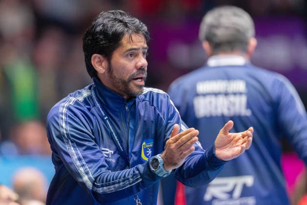 Brasilien - Tschechien, IHF Handball-WM der Frauen Trainer Christiano Silva (Brasilien). Vorrundenspiel der Handball-WM der Frauen zwischen Brasilien und Tschechien am 29. November 2025 in der Porsche-Arena in Stuttgart., Stuttgart Baden-Württemberg Deutschland Porsche-Arena