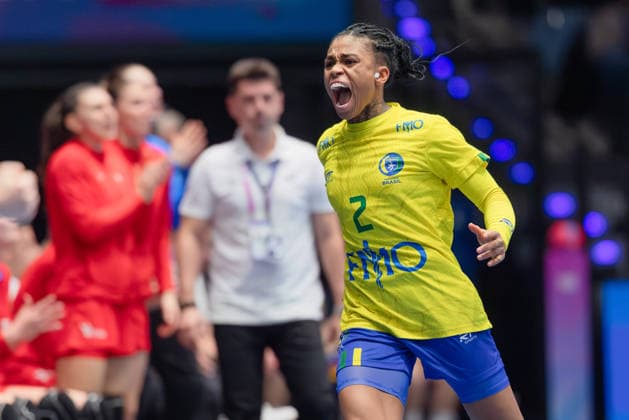 Brasilien - Tschechien, IHF Handball-WM der Frauen Bruna De Paula (Brasilien, 2). Vorrundenspiel der Handball-WM der Frauen zwischen Brasilien und Tschechien am 29. November 2025 in der Porsche-Arena in Stuttgart., Stuttgart Baden-Württemberg Deutschland Porsche-Arena