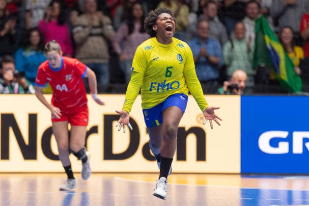 Brasilien - Tschechien, IHF Handball-WM der Frauen Mariana Christina Oliveira Fernandes (Brasilien, 6). Vorrundenspiel der Handball-WM der Frauen zwischen Brasilien und Tschechien am 29. November 2025 in der Porsche-Arena in Stuttgart., Stuttgart Baden-Württemberg Deutschland Porsche-Arena