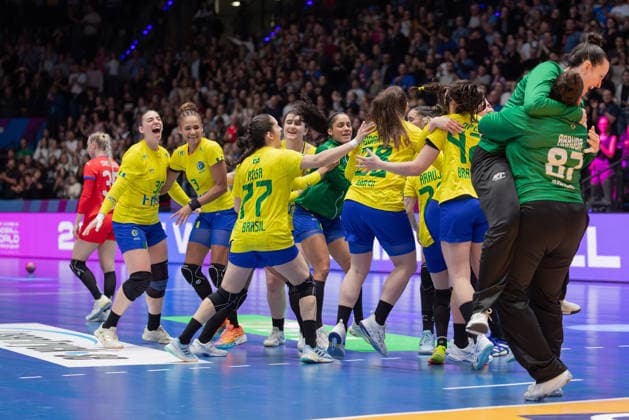 Brasilien - Tschechien, IHF Handball-WM der Frauen Großer Jubel der Spielerinnen Brasiliens nach dem Sieg gegen Tschechien. Vorrundenspiel der Handball-WM der Frauen zwischen Brasilien und Tschechien am 29. November 2025 in der Porsche-Arena in Stuttgart., Stuttgart Baden-Württemberg Deutschland Porsche-Arena
