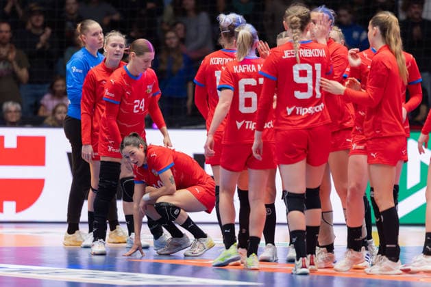 Brasilien - Tschechien, IHF Handball-WM der Frauen Bittere Enttäuschung bei den Tschechinnen nach der Niederlage gegen Brasilien. Dominika Zachova (Tschechien, 44) geht in die Knie. Vorrundenspiel der Handball-WM der Frauen zwischen Brasilien und Tschechien am 29. November 2025 in der Porsche-Arena in Stuttgart., Stuttgart Baden-Württemberg Deutschland Porsche-Arena