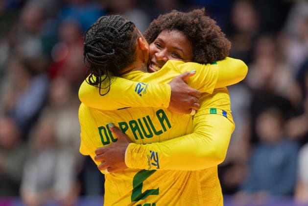 Brasilien - Tschechien, IHF Handball-WM der Frauen Umarmung zwischen Bruna De Paula (Brasilien, 2) und Mariana Christina Oliveira Fernandes (Brasilien, 6). Vorrundenspiel der Handball-WM der Frauen zwischen Brasilien und Tschechien am 29. November 2025 in der Porsche-Arena in Stuttgart., Stuttgart Baden-Württemberg Deutschland Porsche-Arena
