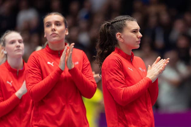 Brasilien - Tschechien, IHF Handball-WM der Frauen Traurige Tschechinnen nach der Niederlage gegen Brasilien. Vorrundenspiel der Handball-WM der Frauen zwischen Brasilien und Tschechien am 29. November 2025 in der Porsche-Arena in Stuttgart., Stuttgart Baden-Württemberg Deutschland Porsche-Arena