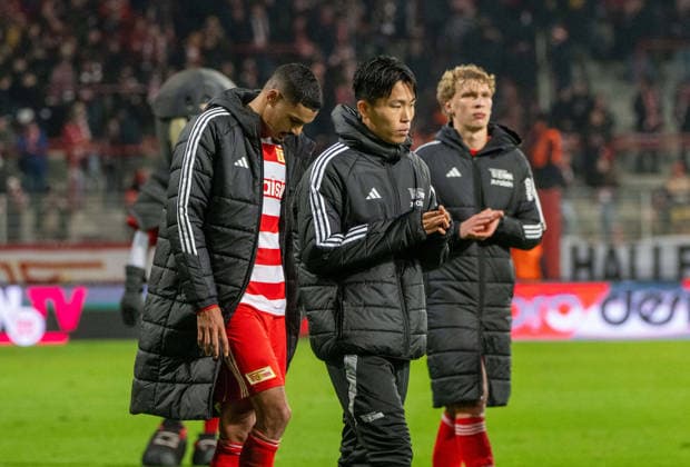 Fußball, Herren, Saison 2025 2026, 1. Bundesliga (12. Spieltag), 1. FC Union Berlin - 1. FC Heidenheim (1:2), v. l. Diogo Leite (1. FC Union Berlin), Woo-Yeong Jeong (Wooyeong, 1. FC Union Berlin), Leopold Querfeld (1. FC Union Berlin), 29.11.2025, Copyright: xMatthiasxKochx