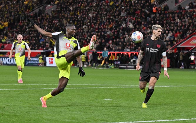 Serhou Guirassy (Borussia Dortmund), Robert Andrich (Bayer 04 Leverkusen), v.li. 29.11.2025, Fussball 1. Bundesliga, Saison 2025 2026, 12. Spieltag, Bayer 04 Leverkusen - Borussia Dortmund 1:2 DFL regulations prohibit any use of photographs as image sequences and or quasi-video Leverkusen BayArena Nordrhein Westfalen Deutschland