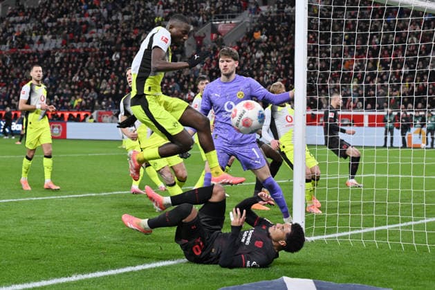 Serhou Guirassy (Borussia Dortmund), Malik Tillman (Bayer 04 Leverkusen), Torwart Gregor Kobel (Borussia Dortmund), v.li. 29.11.2025, Fussball 1. Bundesliga, Saison 2025 2026, 12. Spieltag, Bayer 04 Leverkusen - Borussia Dortmund 1:2 DFL regulations prohibit any use of photographs as image sequences and or quasi-video Leverkusen BayArena Nordrhein Westfalen Deutschland