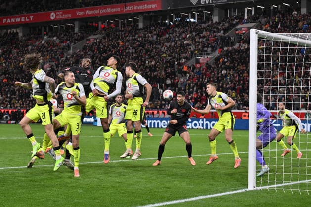 Nico Schlotterbeck (Borussia Dortmund), Martin Terrier (Bayer 04 Leverkusen), Aaron Anselmino (Borussia Dortmund), Aaron Anselmino, Jobe Bellingham (Borussia Dortmund), Christian Kofane (Bayer 04 Leverkusen), Waldemar Anton (Borussia Dortmund), mitte v.re., im Strafraum 29.11.2025, Fussball 1. Bundesliga, Saison 2025 2026, 12. Spieltag, Bayer 04 Leverkusen - Borussia Dortmund 1:2 DFL regulations prohibit any use of photographs as image sequences and or quasi-video Leverkusen BayArena Nordrhein Westfalen Deutschland