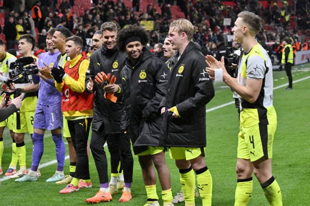 BVB Spieler feiern den Sieg, v.re., Nico Schlotterbeck (Borussia Dortmund), Julian Brandt (Borussia Dortmund), Marcel Sabitzer (Borussia Dortmund), Karim Adeyemi (Borussia Dortmund), Torwart Alexander Meyer (Borussia Dortmund) 29.11.2025, Fussball 1. Bundesliga, Saison 2025 2026, 12. Spieltag, Bayer 04 Leverkusen - Borussia Dortmund 1:2 DFL regulations prohibit any use of photographs as image sequences and or quasi-video Leverkusen BayArena Nordrhein Westfalen Deutschland