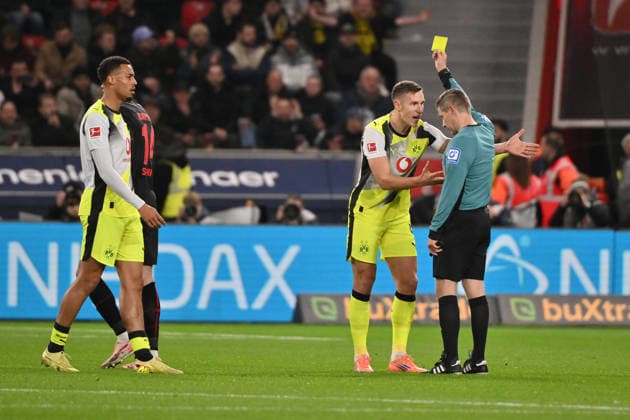 Nico Schlotterbeck (Borussia Dortmund) sieht von Schiedsrichter Tobias Welz die Gelbe Karte 29.11.2025, Fussball 1. Bundesliga, Saison 2025 2026, 12. Spieltag, Bayer 04 Leverkusen - Borussia Dortmund 1:2 DFL regulations prohibit any use of photographs as image sequences and or quasi-video Leverkusen BayArena Nordrhein Westfalen Deutschland
