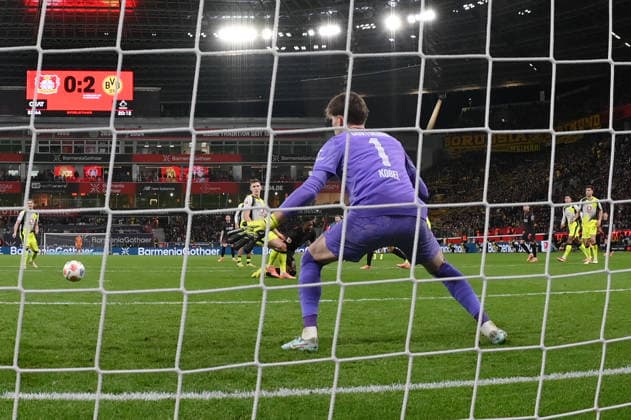 Christian Kofane (Bayer 04 Leverkusen), hinten mitte, erzielt das Tor zum 1:2, vorne Torwart Gregor Kobel (Borussia Dortmund), links Nico Schlotterbeck (Borussia Dortmund) 29.11.2025, Fussball 1. Bundesliga, Saison 2025 2026, 12. Spieltag, Bayer 04 Leverkusen - Borussia Dortmund 1:2 DFL regulations prohibit any use of photographs as image sequences and or quasi-video Leverkusen BayArena Nordrhein Westfalen Deutschland
