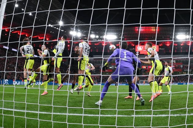 Aktion im Dortmunder Strafraum, vorne Torwart Gregor Kobel (Borussia Dortmund) 29.11.2025, Fussball 1. Bundesliga, Saison 2025 2026, 12. Spieltag, Bayer 04 Leverkusen - Borussia Dortmund 1:2 DFL regulations prohibit any use of photographs as image sequences and or quasi-video Leverkusen BayArena Nordrhein Westfalen Deutschland