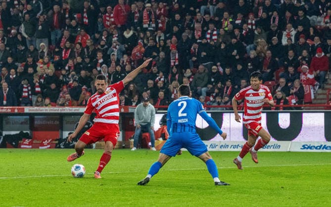 Fußball, Herren, Saison 2025 2026, 1. Bundesliga (12. Spieltag), 1. FC Union Berlin - 1. FC Heidenheim (1:2), v. l. Chance Rani Khedira (1. FC Union Berlin), Marnon Busch (1. FC Heidenheim), Woo-Yeong Jeong (Wooyeong, 1. FC Union Berlin), 29.11.2025, Copyright: xMatthiasxKochx