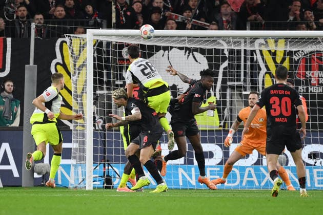 Aaron Anselmino (Borussia Dortmund), Aaron Anselmino, vorne mitte, erzielt mit diesem Kopfball das Tor zum 0:1 29.11.2025, Fussball 1. Bundesliga, Saison 2025 2026, 12. Spieltag, Bayer 04 Leverkusen - Borussia Dortmund 1:2 DFL regulations prohibit any use of photographs as image sequences and or quasi-video Leverkusen BayArena Nordrhein Westfalen Deutschland