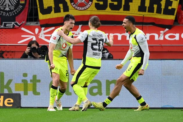 Jubel 0:1 Aaron Anselmino (Borussia Dortmund), Aaron Anselmino, Marcel Sabitzer (Borussia Dortmund), Felix Nmecha (Borussia Dortmund), v.li. 29.11.2025, Fussball 1. Bundesliga, Saison 2025 2026, 12. Spieltag, Bayer 04 Leverkusen - Borussia Dortmund 1:2 DFL regulations prohibit any use of photographs as image sequences and or quasi-video Leverkusen BayArena Nordrhein Westfalen Deutschland