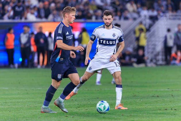 November 29, 2025, San Diego, California, USA: Thomas Muller 13 of the Vancouver Whitecaps guards Jeppe Tverskov 6 of the San Diego FC during the Audi 2025 MLS, Fussball Herren, USA Cup Playoffs Western Conference Final match on Saturday November 29, 2025 at Snapdragon Stadium in San Diego, California. Vancouver Whitecaps defeat San Diego FC, 3-1. ARIANA RUIZ PI San Diego USA - ZUMAp124 20251129_zaa_p124_067 Copyright: xArianaxRuizx