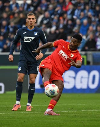 29.11.2025, xjhx, Fussball 1.Bundesliga, TSG 1899 Hoffenheim - FC Augsburg v.l. Samuel Essende (FC Augsburg) (DFL DFB REGULATIONS PROHIBIT ANY USE OF PHOTOGRAPHS as IMAGE SEQUENCES and or QUASI-VIDEO) Sinsheim