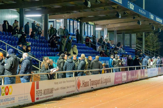 Fussball, Regionalliga Nord, BW Lohne - Bremer SV, 21. Spieltag, Spielzeit 2025 2026, 29.11.2025 Tribuene mit Sprecherkabine , Lohne Heinz-Dettmer-Stadion Niedersachsen Deutschland
