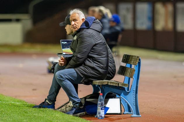 Fussball, Regionalliga Nord, BW Lohne - Bremer SV, 21. Spieltag, Spielzeit 2025 2026, 29.11.2025 Christian Neidhart (Trainer Blau-Weiss Lohne) mit Marlon Wichmann (Co-Trainer Blau-Weiss Lohne) , Lohne Heinz-Dettmer-Stadion Niedersachsen Deutschland