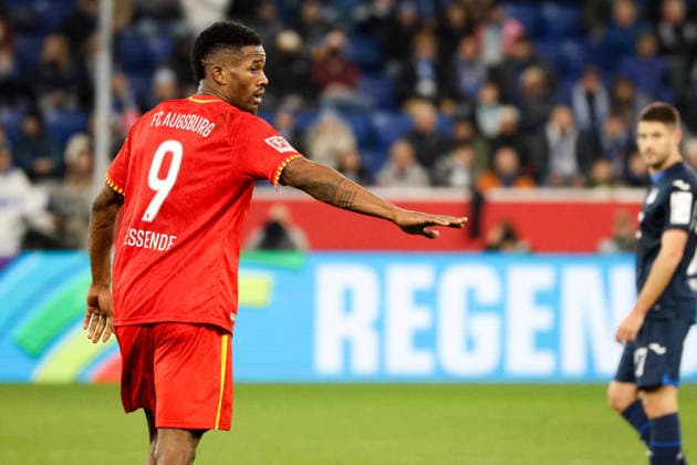 Deutschland: 1. Bundesliga 2025 26, 12. Spieltag - TSG Hoffenheim vs FC Augsburg, PreZero Arena (Sinsheim): Samuel Essende, (FC Augsburg, 9) Sinsheim PreZero Arena Baden-Württemberg Deutschland Copyright: xBenedictxChristx