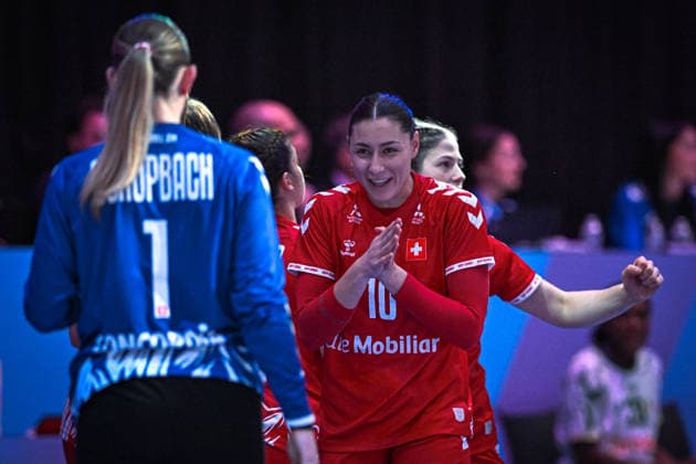 Niederlande, Handball, Weltmeisterschaft der Frauen 2025, Schweiz vs Senegal, 29.11.2025, Maaspoort Sports & Events, s-Hertogenbosch, Niederlande, Daphne Gautschi (Schweiz, 10) voller Vorfreude auf das Spiel Copyright: xMarkusxVerwimpx